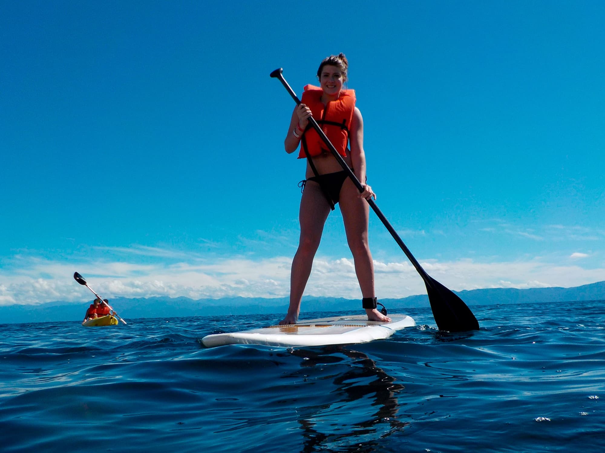 Paddleboard en aguas tranquilas de la bahía.
