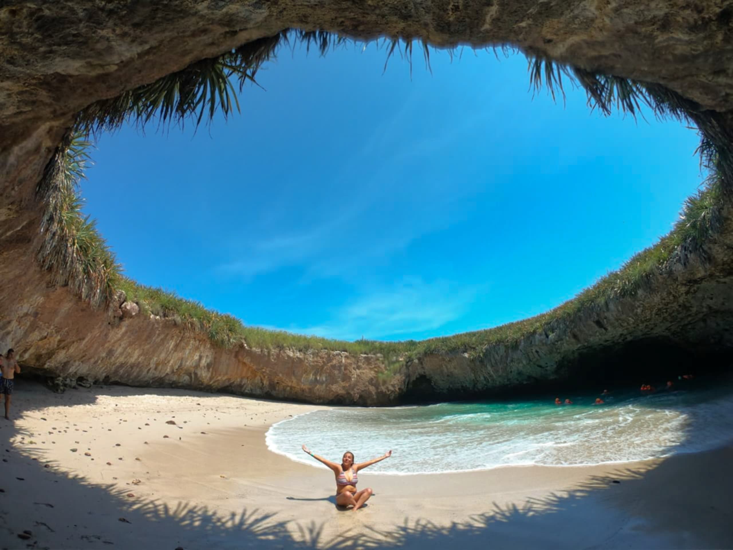 La Playa del Amor, dentro del cráter abierto al cielo.