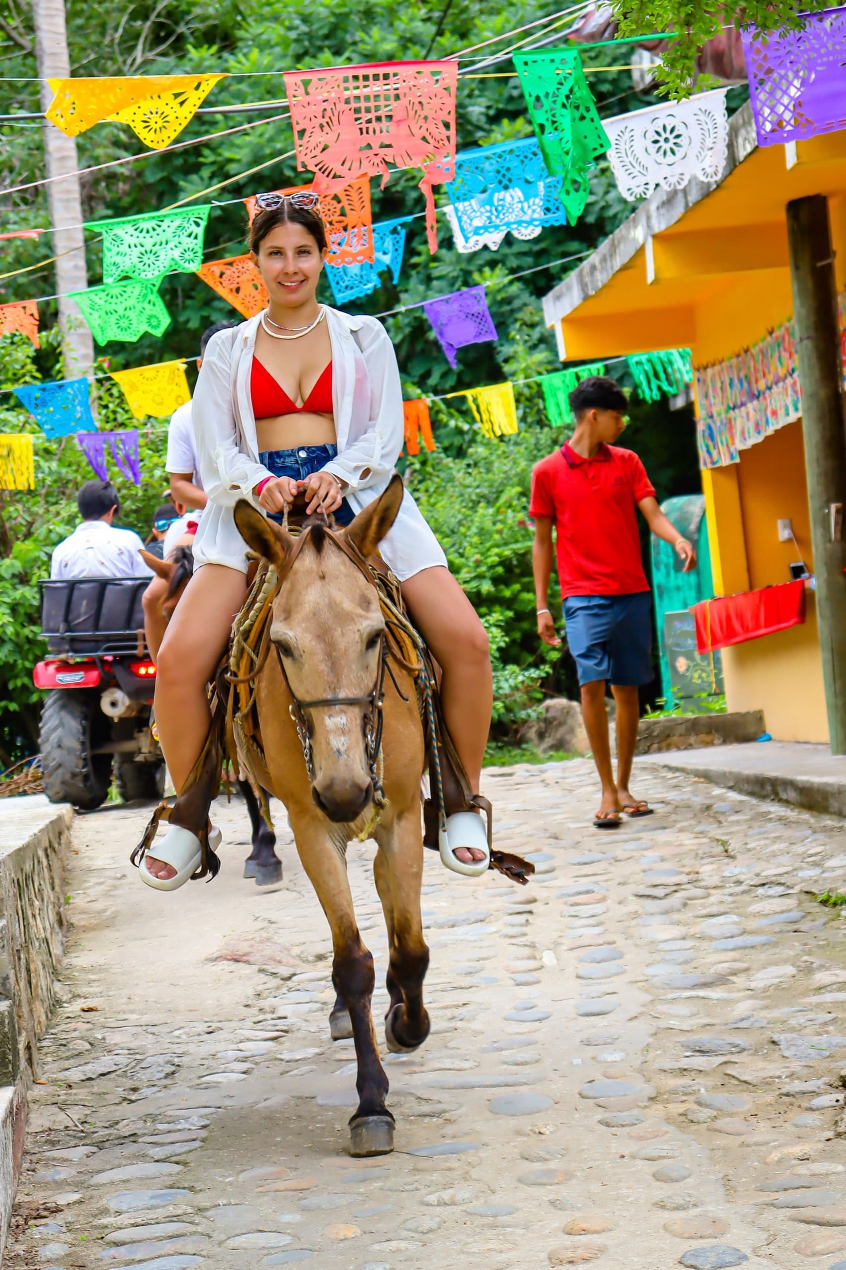 Calles empedradas y papel picado en un pueblo de la bahía.
